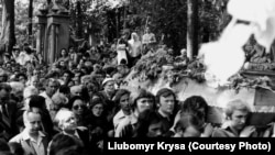 Похорон Володимира Івасюка перетворився у масову акцію