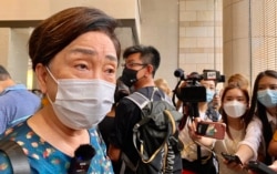 民主党前主席刘慧卿到法庭旁听民主派初选47人案提堂，她批评控方未有足够证据就提出检控，令其中36名被告未审先囚，对各被告不公平 (美国之音/汤惠芸)