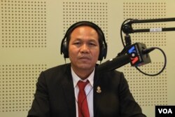 លោក​ សោ ចាន់ដេត សមាជិក​ព្រឹទ្ធសភា​នៃ​គណបក្ស​សម រង្ស៊ី ពិភាក្សា​អំពី​ការ​ប្រៀបធៀប​ពលករ​ចំណាកស្រុក​ខ្មែរ​នៅ​ប្រទេស​ថៃ​ជាមួយ​នឹង​ពលករ​មក​ពី​ភូមា និង​ឡាវ ក្នុង​កម្មវិធី Hello VOA កាលពី​ថ្ងៃព្រហស្បតិ៍ ទី២៦ ខែឧសភា ឆ្នាំ២០១៦។ (លឹម សុធី/VOA)