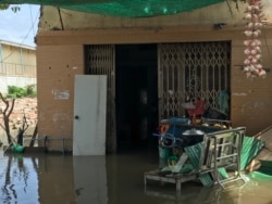 ផ្ទះជន់​លិចដោយ​ទឹកភ្លៀង​នៅផ្លូវ​ដួងងៀប II ​ក្នុងទីក្រុងភ្នំពេញ​ ថ្ងៃទី​១២ ខែតុលា ឆ្នាំ​២០២០។ (ហ៊ុល រស្មី/វីអូអេ)