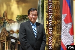 លោក ហោ ជូ ប្រធាន​សមាគម​ពាណិជ្ជកម្ម​ខ្មែរប្រចាំ​ក្រុង Philadelphia ក្នុង​កម្មវិធី​ចូលឆ្នាំ​ខ្មែរ នៅ​រដ្ឋធានី​វ៉ាស៊ីនតោន កាលពី​ថ្ងៃទី៣០ ខែមេសា ឆ្នាំ២០១៧។ (ភី សុភាដា/VOA)