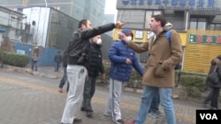 Chinese police scuffle with journalists at prominent Human Rights lawyer Pu Zhiqiang's trial in Beijing, Dec. 14, 2015. (Photo: B. Ide / VOA)