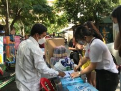 កញ្ញា អ៊ឹង ប៉ជីង សិស្ស​សាកល​វិទ្យាល័យឯកជន​មួយ ​កំពុង​យកសម្ភារៈ​មក​បរិច្ចាគ​នៅ​សមាគម​អភិរក្សស៊ីក្លូ និងមុខរបរក្រៅប្រព័ន្ធ នៅ​ថ្ងៃ​ទី​៩ ខែ​វិច្ឆិកា ឆ្នាំ​២០២១។ (កាន់ វិច្ឆិកា/វីអូអេ)