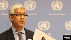 លោក Farhan Haq អ្នកនាំ​ពាក្យ​រង​របស់​អគ្គលេខាធិការ​អង្គការ​សហប្រជាជាតិ ថ្លែង​ក្នុង​សន្និសីទ​សារព័ត៌មាន​មួយ កាលពីថ្ងៃទី២២ ខែកញ្ញា នៅ​ទីស្នាក់ការ​អង្គការ​សហប្រជាជាតិ ក្នុង​ទីក្រុងញូវយ៉ក។ (ស៊ុន ណារិន/VOA)
