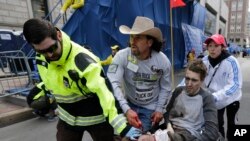 Des secouristes aidant un blessé à Boston