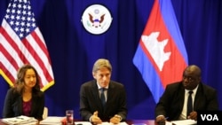 លោក​ ​Tom Malinowski​ ​ឧបការី​រដ្ឋមន្រ្តី​ការ​បទេស​ ​អាមេរិក​ទទួល​បន្ទុក​សិទ្ធិ​មនុស្ស​ ​ប្រជា​ធិប​តេយ្យ​និង​សិទ្ធិការងារ​​ថ្លែង​ប្រាប់​ក្រុម​អ្នក​សារ​ព័ត៌មាន នា ស្ថានទូត​សហរដ្ឋ​អាមេរិក​ប្រចាំ​ក្រុងភ្នំពេញ​ នាថ្ងៃ​ទី១៩ ខែ​កក្កដា ​ឆ្នាំ២០១៦។ (នៅ វណ្ណារិន/VOA)