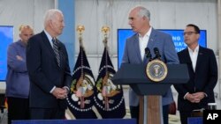 美國總統拜登在空中巡視了95號州際公路坍塌現場後在費城國際機場聽取來自賓夕法尼亞州民主黨籍聯邦參議員凱西談論這次事件。(2023年6月17日)