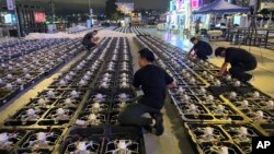 資料照：中國香港為慶祝中共建政75周年在維多利亞港旁為一個無人機表演做準備。（2024年9月21日）