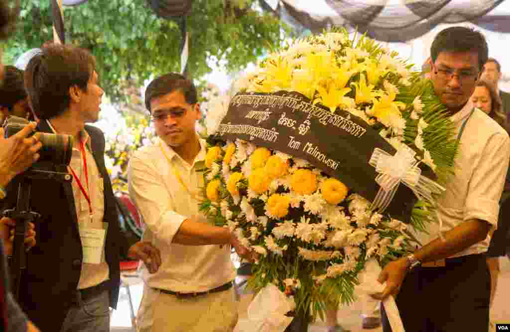 បុគ្គលិកផ្នែកកិច្ចការសាធារណៈនៃស្ថានទូតអាមេរិកប្រចាំកម្ពុជាហែរកម្រង​ផ្កាបុណ្យសពមួយ ក្នុងដំណើរទស្សនកិច្ចនាថ្ងៃទី២ របស់លោកក្នុងប្រទេសកម្ពុជា លោក Tom Malinowski និងភារធារីស្ថានទូតអាមេរិកប្រចាំកម្ពុជាលោកស្រី Julie Chung អមដំណើរជាមួយនឹងបុគ្គលិកស្ថានទូតអាមេរិកប្រចាំកម្ពុជាចូលរួមក្នុងពិធីបុណ្យសពអ្នកវិភាគនយោបាយឯករាជ្យលោក កែម ឡី នៅវត្តចាស់ សង្កាត់ជ្រោយចង្វាក្រុងភ្នំពេញ នាថ្ងៃទី១៩ ខែកក្កដា ឆ្នាំ២០១៦។ (ឡេង ឡែន/VOA)&nbsp;