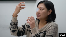 遭遇港警暴力，右眼失明的印尼女記者維比·英達（Veby Mega Indah）（美國之音郁崗拍攝）