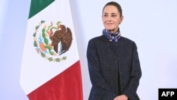 Esta imagen publicada por la Presidencia de México muestra a la presidenta de México, Claudia Sheinbaum, mirando durante su conferencia de prensa diaria en el Palacio Nacional en la Ciudad de México el 28 de noviembre de 2024.
