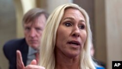 La congresista republicana Marjorie Taylor Greene conversa con la prensa en los pasillos del Capitolio, en Washington, el 7 de mayo de 2024.