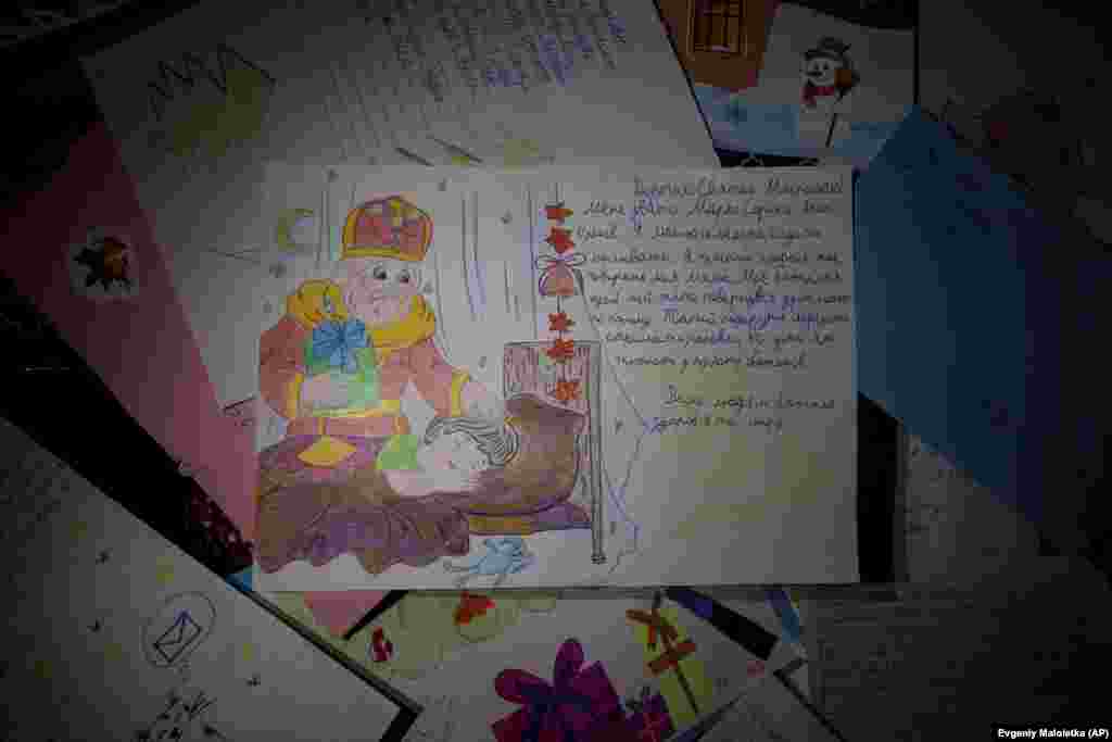 "Querido San Nicolás: me llamo Marko Soroka, tengo 11 años. Me encanta jugar con Legos y dibujar. Mi madre dice que soy un buen chico. Mi deseo es que mi padre regrese de su cautiverio en Rusia. Todos los niños que esperan que sus padres sean liberados sueñan con recibir un regalo así. Deseo que todas las personas tengan salud y paz". Así escribió un niño de Ucrania en su carta.