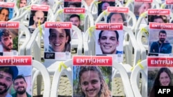 2023年10月7日被哈馬斯劫持的人質的照片被放置在德國柏林倍倍爾廣場擺放的椅子上。 (2024年5月17日)