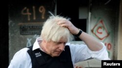 Bivši britanski premijer Boris Džonson posetio jek ibuc Kfar Aza posle oktobarskog napada Hamasa, 5. novembra 2023. (Foto: Rojters/Evelyn Hockstein)