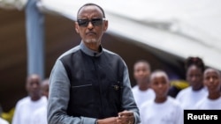 El presidente de Ruanda, Paul Kagame, asiste a la ceremonia de encendido de la llama de la esperanza en memoria de los asesinados tras el genocidio de 1994, en el Centro Conmemorativo del Genocidio de Kigali, Ruanda, el 7 de abril de 2023. 