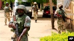 Sojoji su na gadin harabar gidan telebijin na NTA a Maiduguri. Rahotanni sun ce al'amuran tsaro sun fara inganta sosai a babban birnin na Jihar Borno.