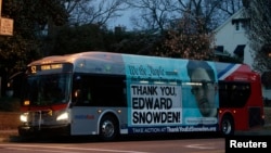 Edward Snowden se encuentra asilado en Rusia mientras el gobierno de EE.UU. lo requiere para que rinda cuentas de sus actos que muchos consideran una "traición al país".