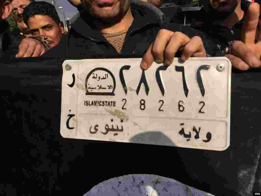 Fararen hula dauke da sabuwar lambar mota wadda 'yan ISIS ke badawa a Mosul, kasar Iraqi, Janairu 13, 2017 &nbsp;