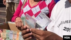 En cinco días, un dólar aumentó su cotización hasta en 160.000 bolívares. [Foto: Carolina Alcalde, VOA]