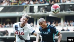 Toby Alderweireld de Tottenham, à gauche, bat Fernandinho de Manchester City, à droite, avant de marquer le deuxième but de Tottenham lors du match Tottenham - Manchester City du championnat de football anglais de Premier League à White Heart Lane à Londres, 26 septembre 2015.