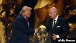 国际足联主席因凡蒂诺把首届和平奖授予特朗普总统。(2025年12月5日)