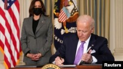 AQSh Prezidenti Jo Bayden irqiy tenglikka oid farmonlarga imzo chekmoqda, Vashington, AQSh, 2021-yil, 26-yanvar.
