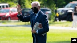Predsednik Sjedinjenih Država Džo Bajden pred ulazak u predsednički helikopter, 2. juna 2021. (Foto: AP)