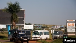 Raia wa Afghanistan walioondolewa Kabuli wamewasili Uwanja wa Ndege wa Kimataifa wa Entebbe Uganda, August 25, 2021. REUTERS/Abubaker Lubowa