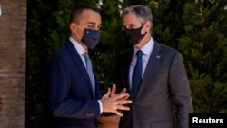 AQSh Davlat kotibi Entoni Blinken (o'ngda) Italiya Tashqi ishlar vaziri Luiji Di Mayo bilan uchrashmoqda, Rim, 27-iyun, 2021-yil