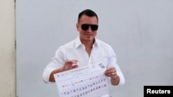 ARCHIVO - El presidente de Ecuador y candidato a la reelección, Daniel Noboa, sostiene su papeleta durante las elecciones, en Olon, Ecuador, el 9 de febrero de 2025. 