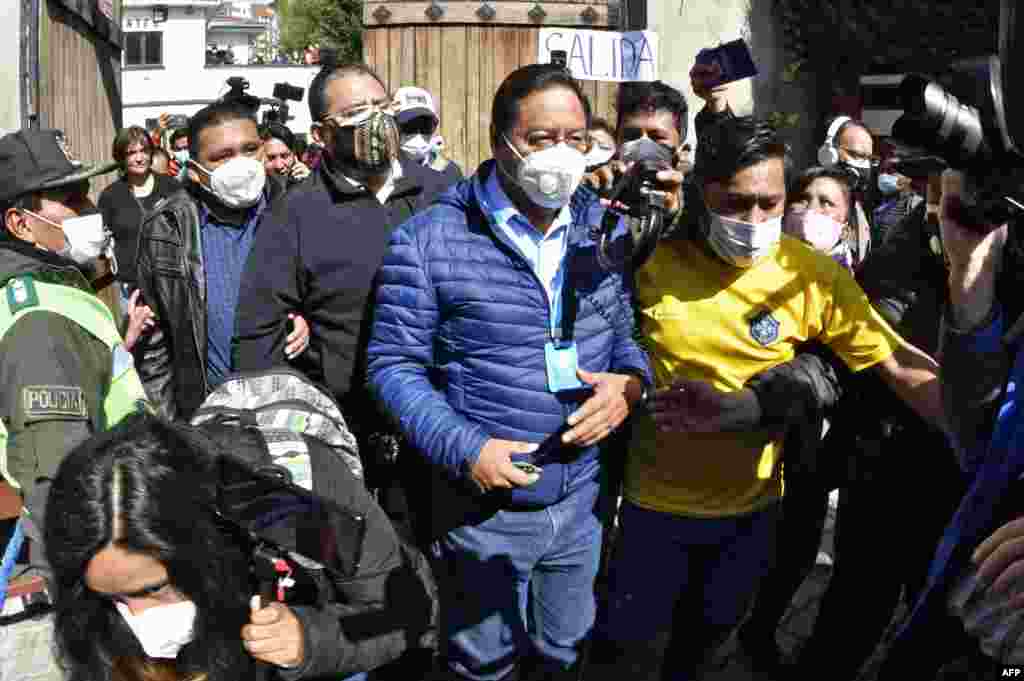 El candidato presidencial Luis Arce, del partido Movimiento por el Socialismo, sale de la mesa de votación después de votar, en La Paz el 18 de octubre de 2020 durante las elecciones generales del país. 