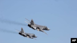 俄羅斯兩架蘇-24軍機在波羅的海一艘美國軍艦附近飛行。(2016年4月12日)