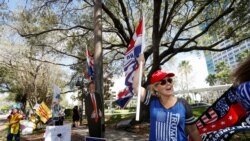 Pristalica bivšeg američkog predsednika Donalda Trampa Keli Ficer za vreme održavanja konferencije CPAC u Orlandu, 28. februara 2021.