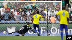 Pierre Emerick Aubameyang marque un pénalty contre le Burkina Faso lors de la CAN 2017 à Libreville, Gabon, le 18 janvier 2017.