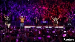 El presidente electo de EEUU, Donald Trump, gesticula mientras Village People actúa durante un mitin el día antes de su toma de posesión para un segundo mandato, en Washington, el 19 de enero de 2025. (Foto: Reuters)