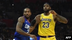 LeBron James des Los Angeles Lakers face à Kawhi Leonard des LA Clippers le 22 octobre 2019. (Kirby Lee- USA TODAY Sports)
