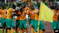 Wachezaji wa Cameroon wakishangilia goli lao dhidi ya Senegal Jan 28