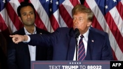 បេក្ខជន​ប្រធានាធិបតី​ម្នាក់​នៃ​គណបក្ស​សាធារណរដ្ឋ​និង​ជា​អតីត​ប្រធានាធិបតី​សហរដ្ឋ​អាមេរិក​ លោក Donald Trump ថ្លែង​សុន្ទរកថា​ បន្ទាប់​ពី​បាន​ឈ្នះ​ការ​បោះឆ្នោត​បឋម​ នៅទីក្រុង Nashua រដ្ឋ New Hampshire កាលពីយប់ថ្ងៃអង្គារ ទី២៣ ខែមករា ឆ្នាំ២០២៤។ 