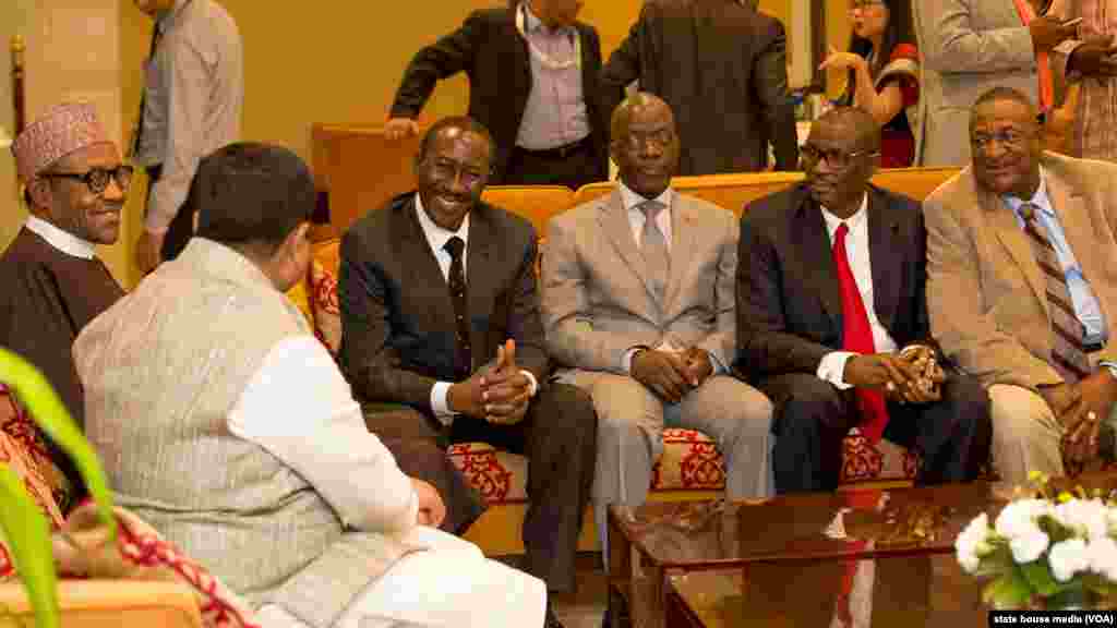 Shugaba Muhammadu Buhari Tare Da Ministan Albarkatun Man Fetur Na Kasar India Mr Dharmendra, Da Mai Bada Shawara Kan Harkokin Tsaron Najeriya Rtd Maj. Gen Babagana Monguno, Da Babban Sakataren Ma'aikatar Harkokin Waje Amb Bulus Z. Lolo, Da Babban Sakataren Harkokin Tsaro Aliyu Ismaila Da Kuma Babban Jami'in hukumar leken Asirin Soja AVM R. Morgan A Lokacin Da Shugaba Buhari Ya Sauka Kasar Indiya.