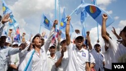 រូបឯកសារ៖ ទិដ្ឋភាពការដង្ហែក្បួនឃោសនាបោះឆ្នោតថ្ងៃចុងក្រោយរបស់គណបក្សសង្រ្គោះជាតិ កាលពីព្រឹកថ្ងៃទី០២ ខែមិថុនា ២០១៧ ក្នុងរាជធានីភ្នំពេញ។ (ខាន់ សុគុំមនោ/VOA)