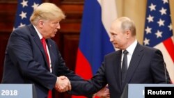 Rukovanje američkog i ruskog predsednika na zajedničkoj konferenciji za novinare posle sastanka u Helsinkiju (Foto: Reuters/Grigorij Dukor) 