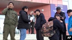 ARHIVA: Ruski rezervisti koji su dobili poziv za mobilizaciju ispred kolektivnog centra u Jakucku u Rusiji. 