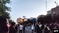 شماری از زنان معترض که به خاطر مرگ مهسا امینی مظاهره کرده اند