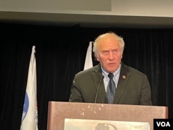 美国俄亥俄州联邦众议员斯蒂夫·夏伯特2022年9月17日在维吉尼亚州阿灵顿举行的台湾人公共事务会40周年餐会发表讲话。（美国之音锺辰芳拍摄）