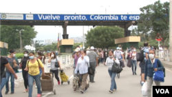 ARCHIVO - Personas cruzando el puente internacional Simón Bolívar, frontera entre Colombia y Venezuela.
