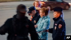 Policija privodi demonstrantkinju tokom protesta protiv mobilizacije u Jekaterinburgu, 21. septembra 2022.