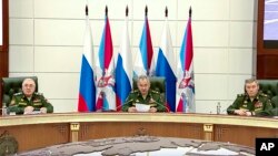 ARHIVA - Ruski ministar odbrane Sergej Šojgu (C) na sastanku sa načelnikom Generalštaba Valerij Gerasimovim (D) i zamenikom ministra odbrane Ruslanom Tsalikovim (Foto: AP/Russian Defense Ministry Press Service)