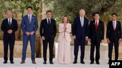 رهبران کشورهای عضو گروه هفت اقتصادی: آلمان، کانادا، فرانسه، ایتالیا، آمریکا، ژاپن، بریتانیا هنگام ورود به محل برگزاری نشست. استراحت‌گاه «بورگو اگناتسیو» در «پولیا» - ایتالیا، ۲۴ خرداد ۱۴۰۳. عکس از خبرگزاری فرانسه