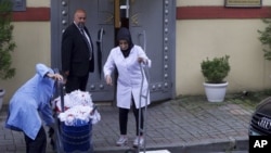 Equipos de limpieza entran al consulado de Arabia Saudí en Estambul, el lunes 15 de octubre de 2018.